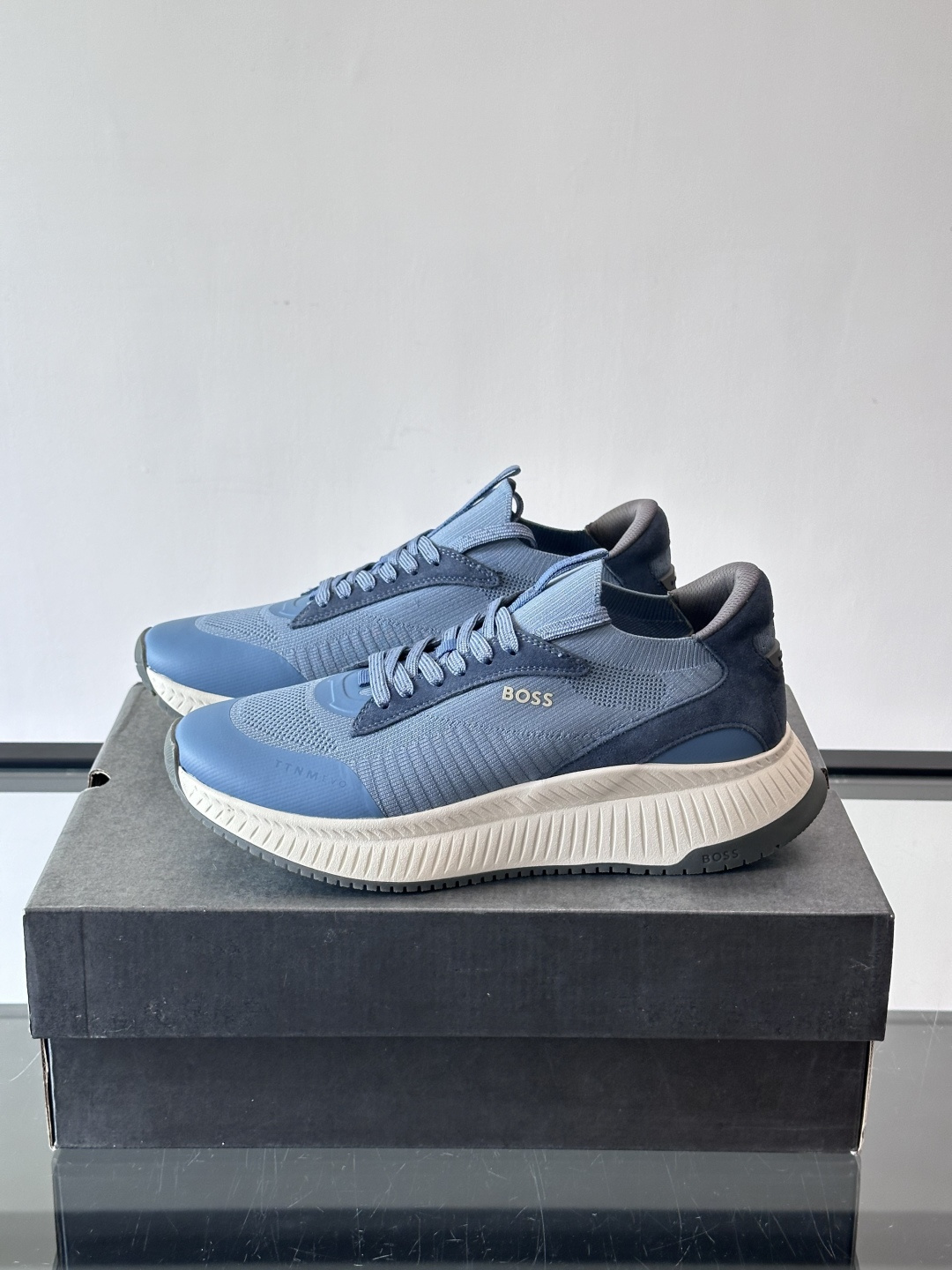 BOSS 意大利男士休闲运动鞋，官网一比一开模。精选光滑进口牛皮➕织物制成，采用橡胶外底和品牌标识装饰。