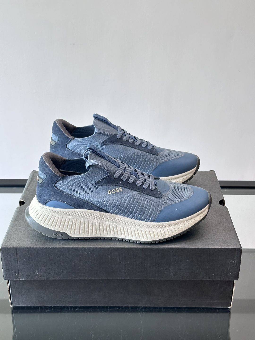 BOSS 意大利男士休闲运动鞋，官网一比一开模。精选光滑进口牛皮➕织物制成，采用橡胶外底和品牌标识装饰。