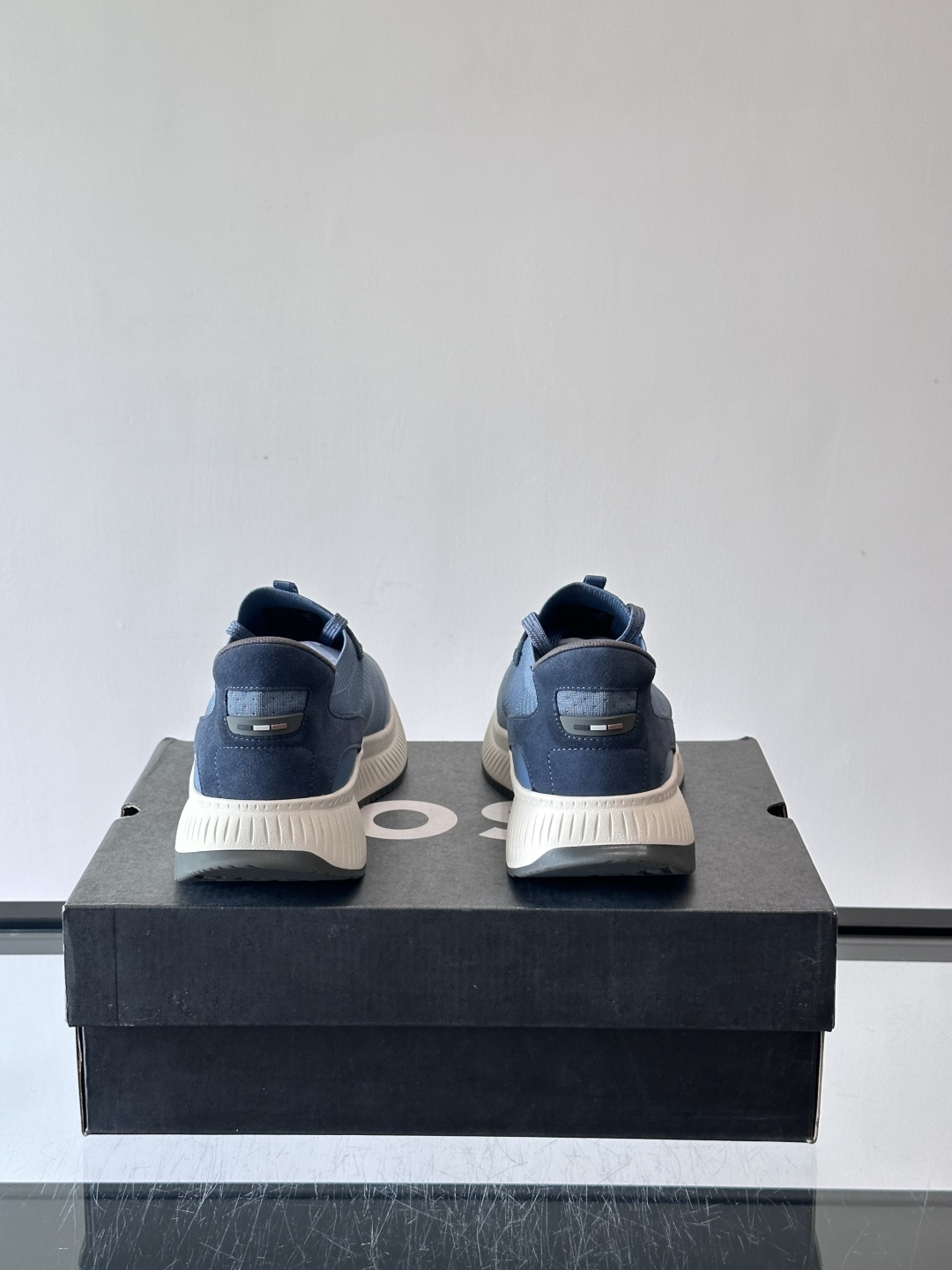 BOSS 意大利男士休闲运动鞋，官网一比一开模。精选光滑进口牛皮➕织物制成，采用橡胶外底和品牌标识装饰。