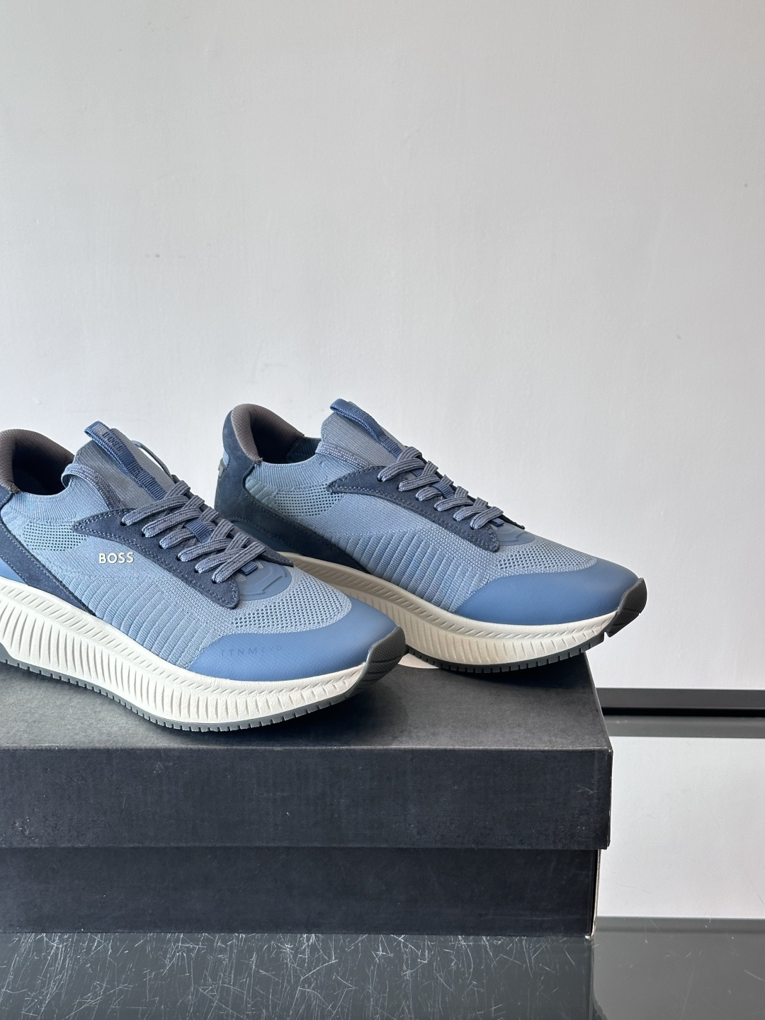 BOSS 意大利男士休闲运动鞋，官网一比一开模。精选光滑进口牛皮➕织物制成，采用橡胶外底和品牌标识装饰。