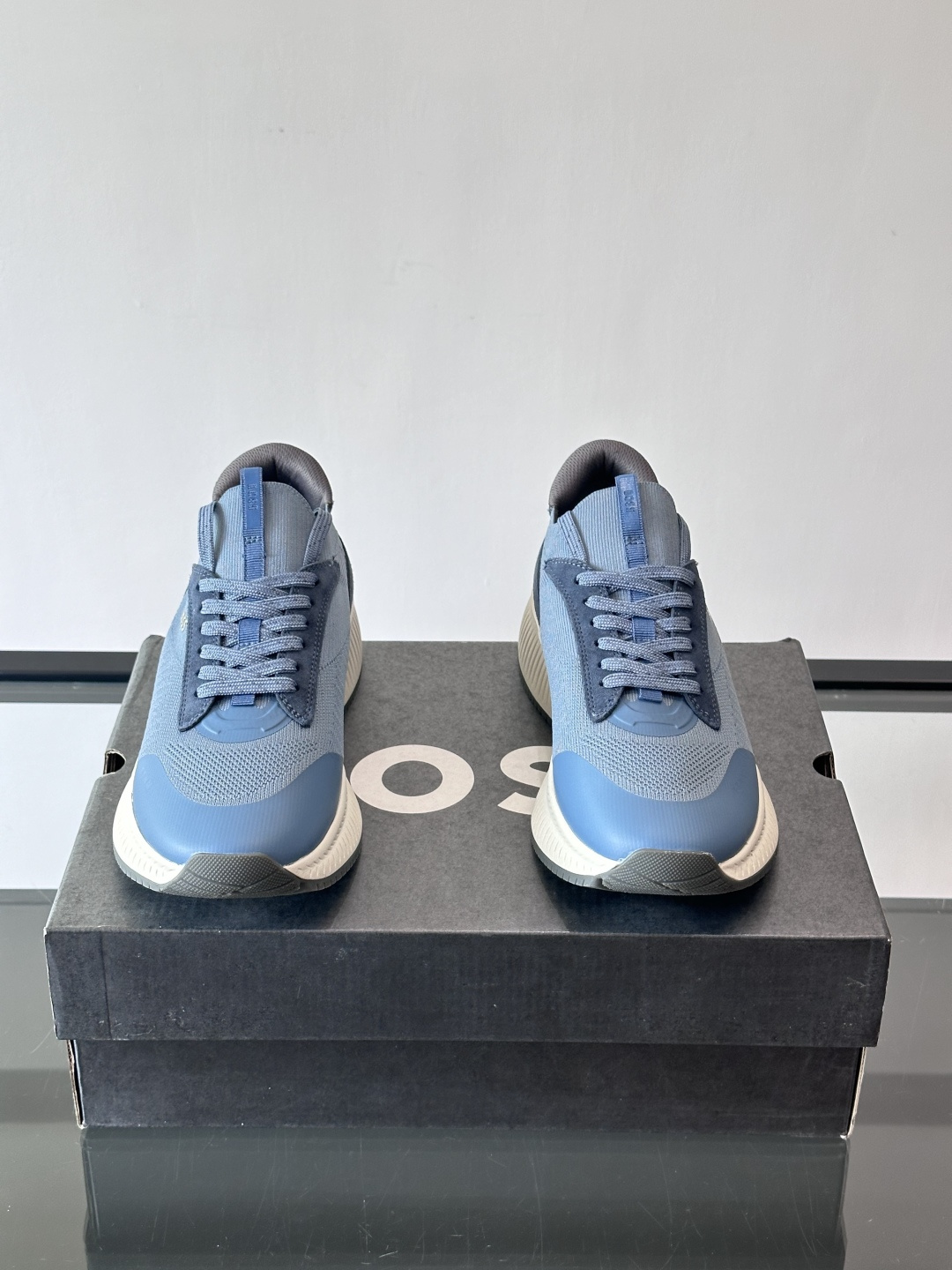 BOSS 意大利男士休闲运动鞋，官网一比一开模。精选光滑进口牛皮➕织物制成，采用橡胶外底和品牌标识装饰。