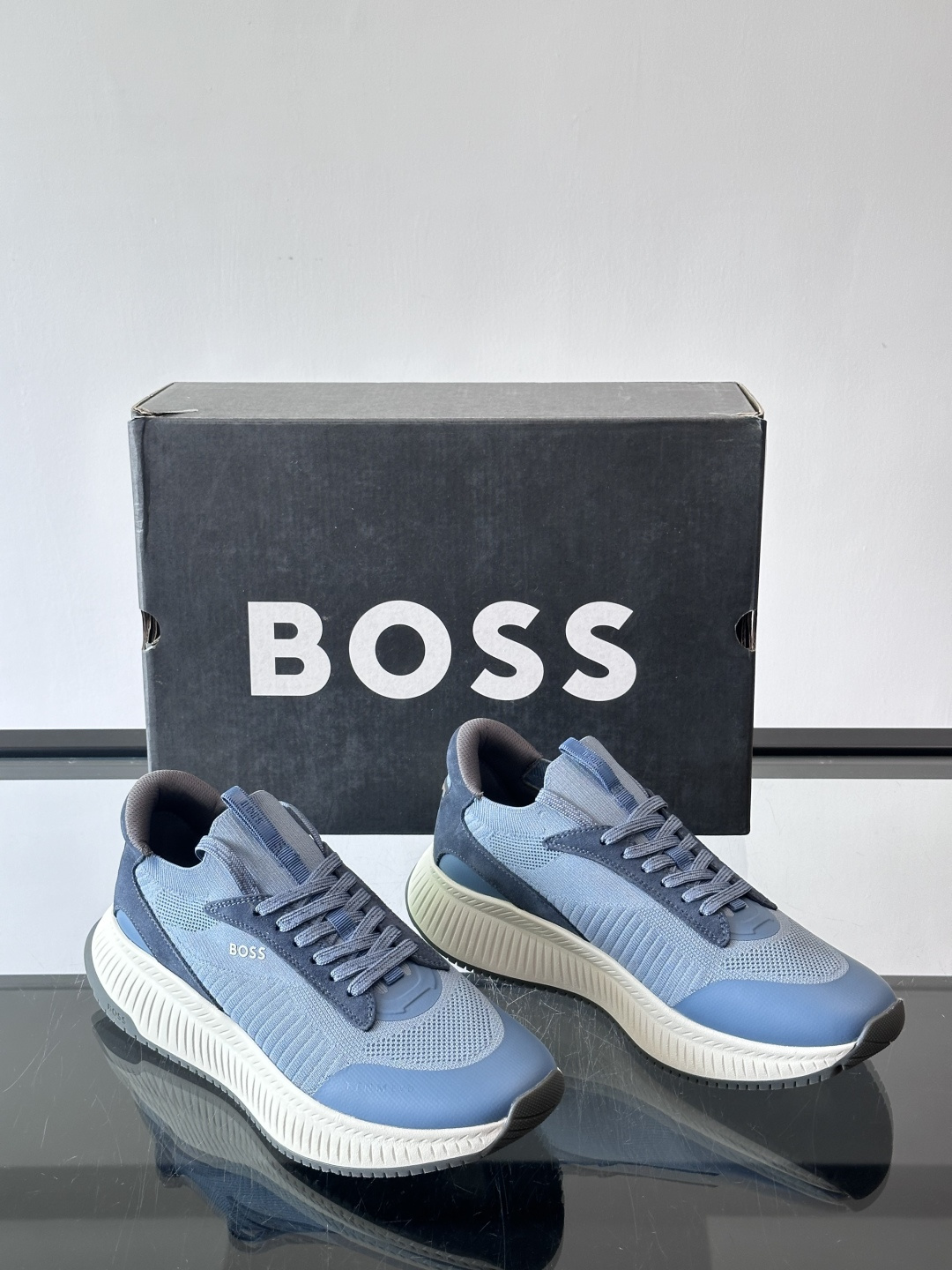 BOSS 意大利男士休闲运动鞋，官网一比一开模。精选光滑进口牛皮➕织物制成，采用橡胶外底和品牌标识装饰。