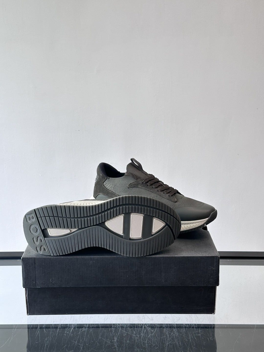 BOSS 意大利男士休闲运动鞋，官网一比一开模。精选光滑进口牛皮➕织物制成，采用橡胶外底和品牌标识装饰。