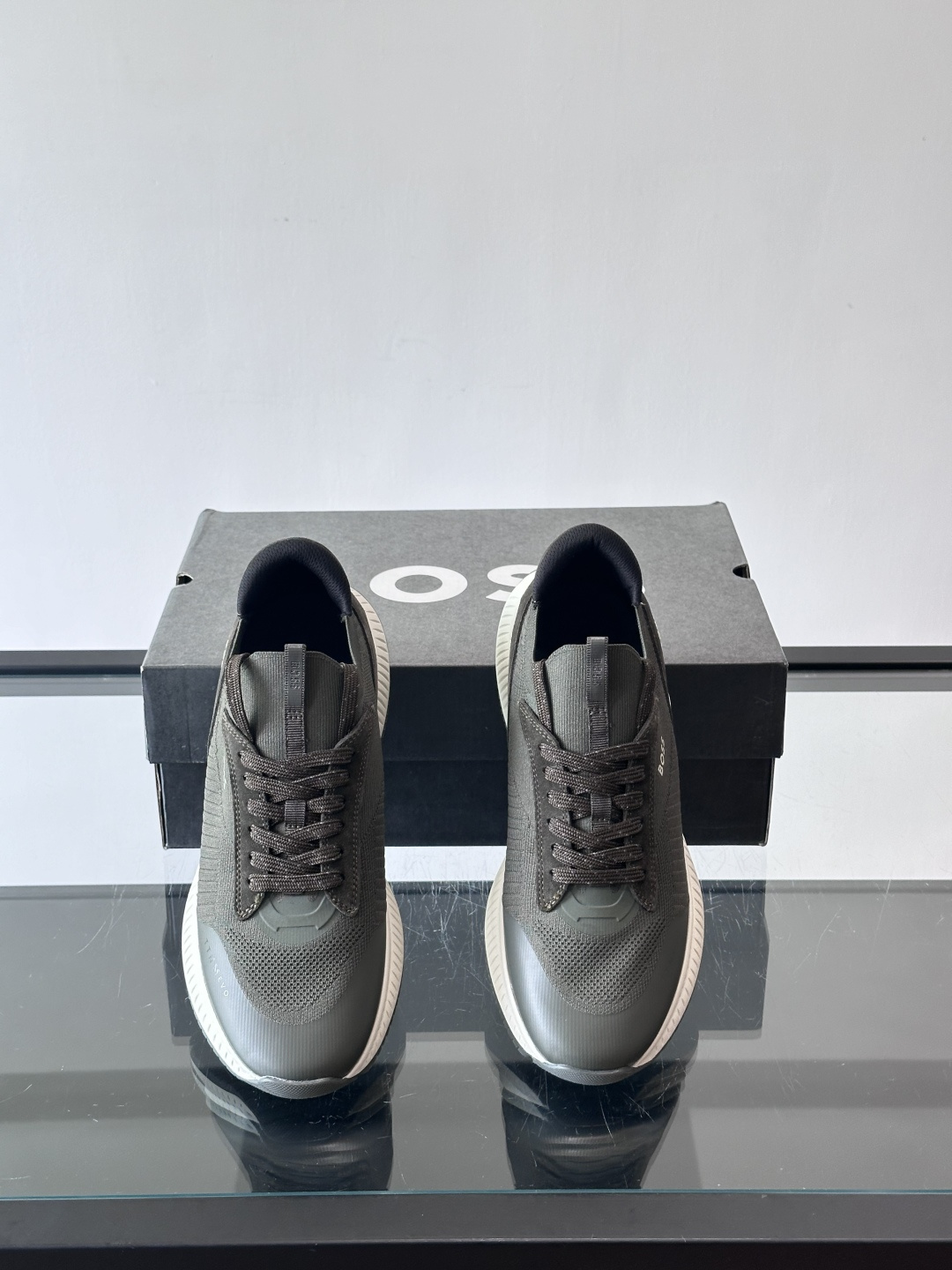 BOSS 意大利男士休闲运动鞋，官网一比一开模。精选光滑进口牛皮➕织物制成，采用橡胶外底和品牌标识装饰。