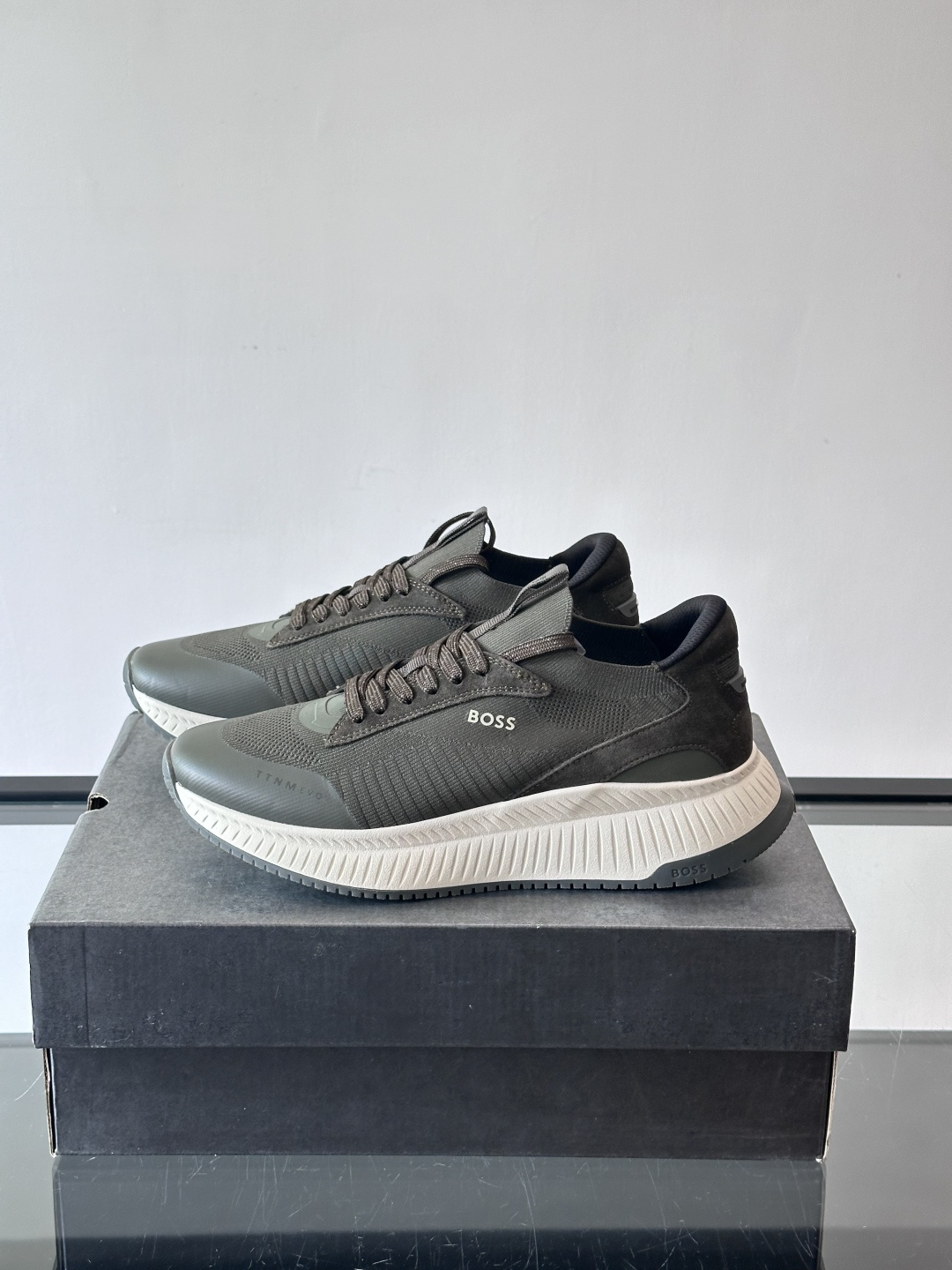 BOSS 意大利男士休闲运动鞋，官网一比一开模。精选光滑进口牛皮➕织物制成，采用橡胶外底和品牌标识装饰。