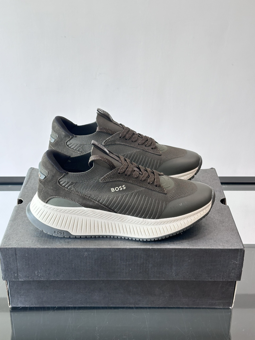 BOSS 意大利男士休闲运动鞋，官网一比一开模。精选光滑进口牛皮➕织物制成，采用橡胶外底和品牌标识装饰。