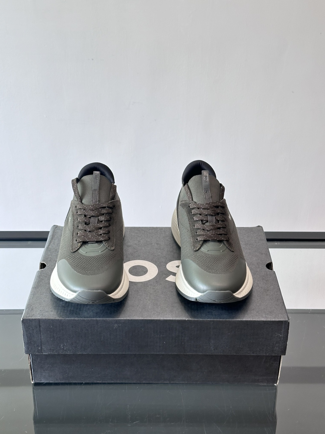 BOSS 意大利男士休闲运动鞋，官网一比一开模。精选光滑进口牛皮➕织物制成，采用橡胶外底和品牌标识装饰。