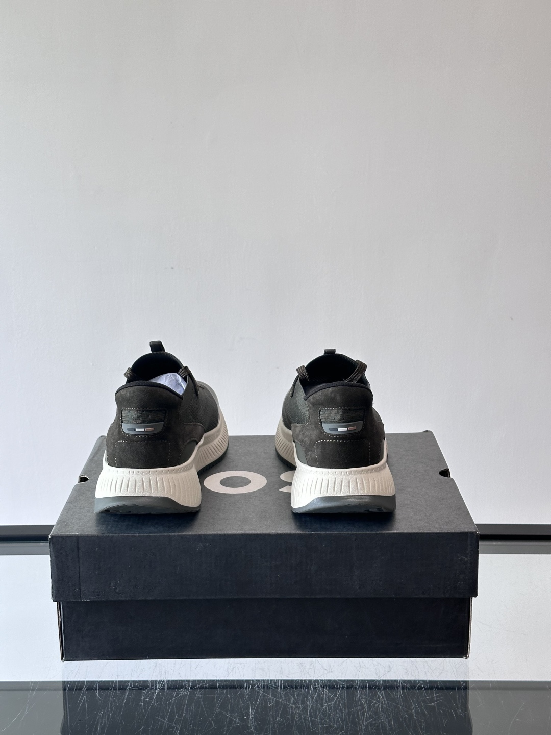 BOSS 意大利男士休闲运动鞋，官网一比一开模。精选光滑进口牛皮➕织物制成，采用橡胶外底和品牌标识装饰。