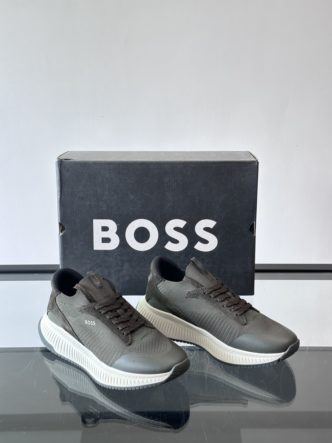 BOSS 意大利男士休闲运动鞋，官网一比一开模。精选光滑进口牛皮➕织物制成，采用橡胶外底和品牌标识装饰。