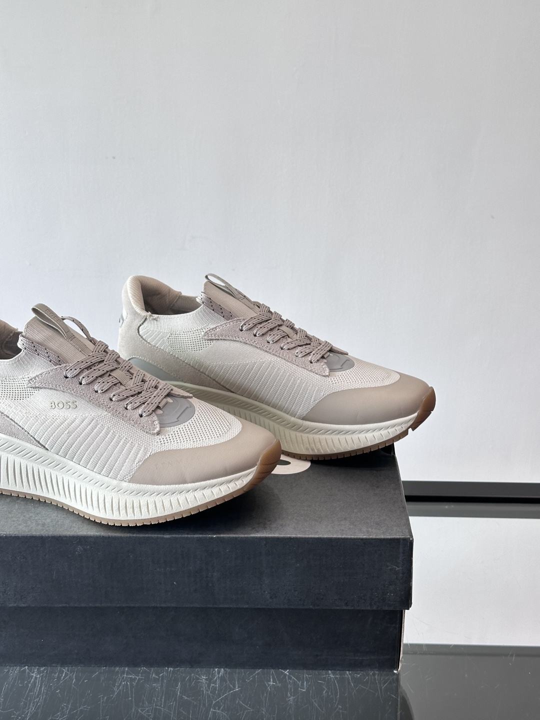 BOSS 意大利男士休闲运动鞋，官网一比一开模。精选光滑进口牛皮➕织物制成，采用橡胶外底和品牌标识装饰。