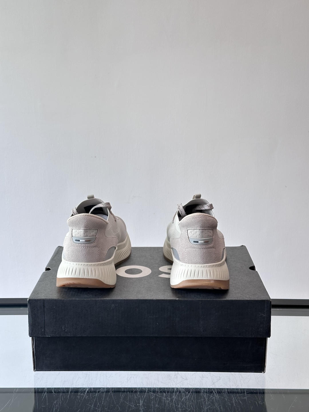 BOSS 意大利男士休闲运动鞋，官网一比一开模。精选光滑进口牛皮➕织物制成，采用橡胶外底和品牌标识装饰。