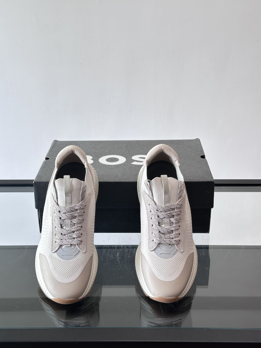 BOSS 意大利男士休闲运动鞋，官网一比一开模。精选光滑进口牛皮➕织物制成，采用橡胶外底和品牌标识装饰。