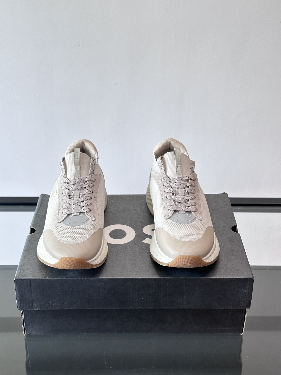 BOSS 意大利男士休闲运动鞋，官网一比一开模。精选光滑进口牛皮➕织物制成，采用橡胶外底和品牌标识装饰。