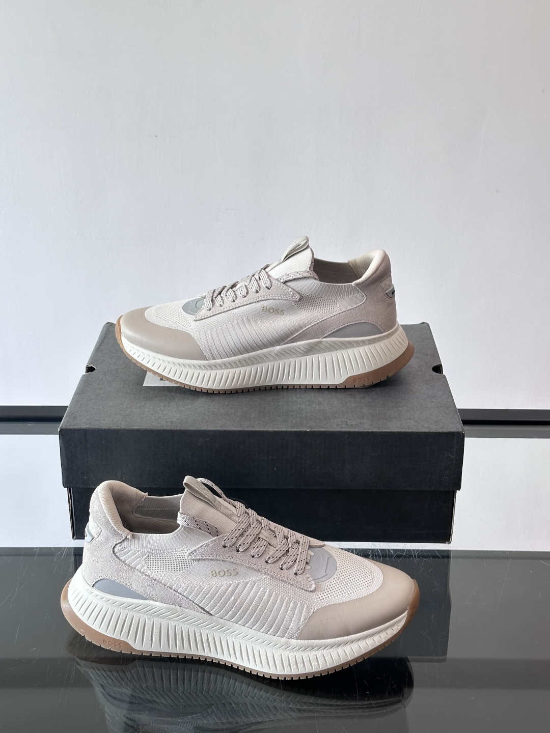 BOSS 意大利男士休闲运动鞋，官网一比一开模。精选光滑进口牛皮➕织物制成，采用橡胶外底和品牌标识装饰。