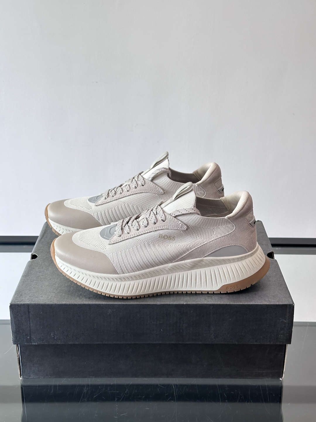 BOSS 意大利男士休闲运动鞋，官网一比一开模。精选光滑进口牛皮➕织物制成，采用橡胶外底和品牌标识装饰。