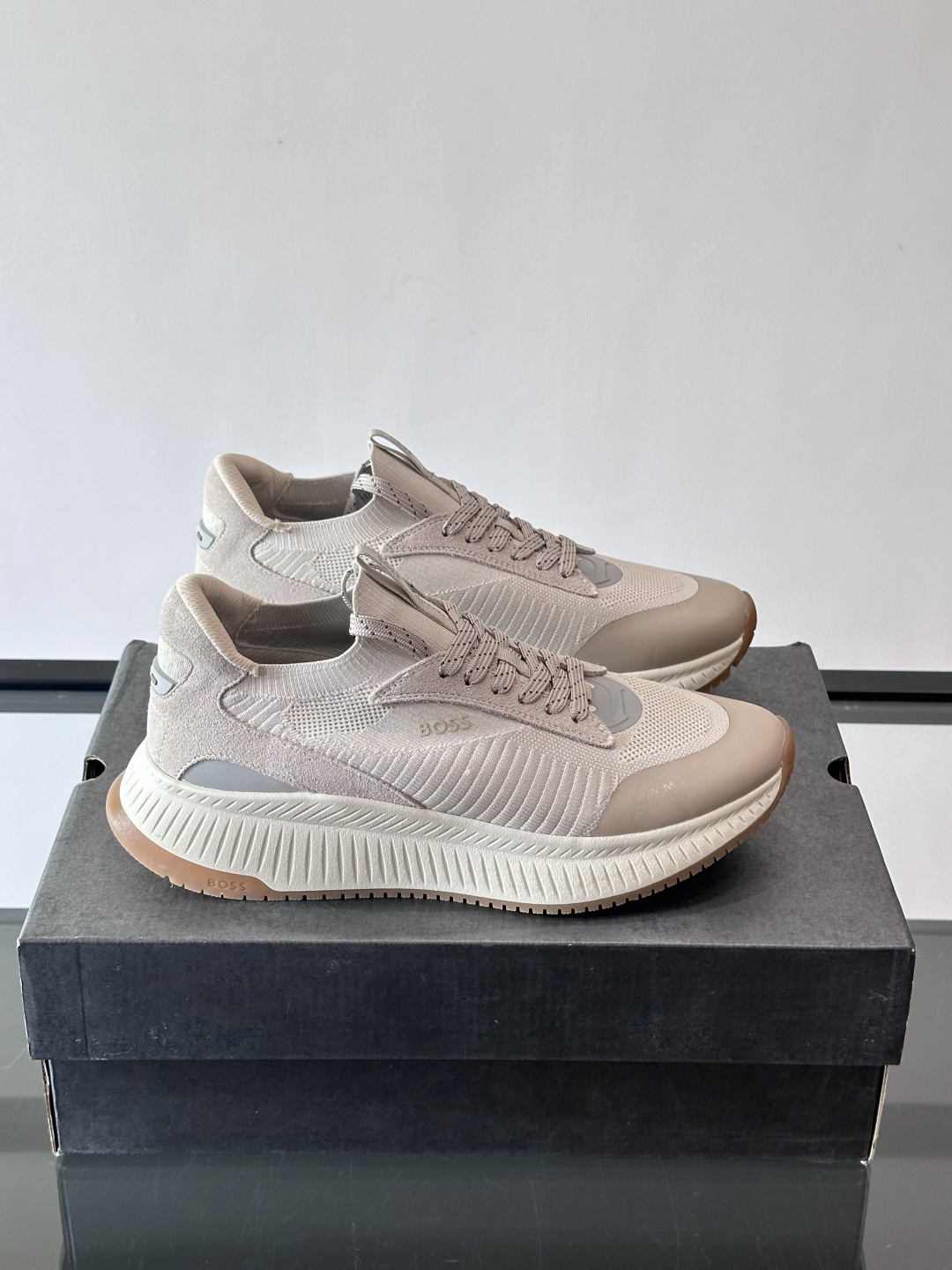 BOSS 意大利男士休闲运动鞋，官网一比一开模。精选光滑进口牛皮➕织物制成，采用橡胶外底和品牌标识装饰。