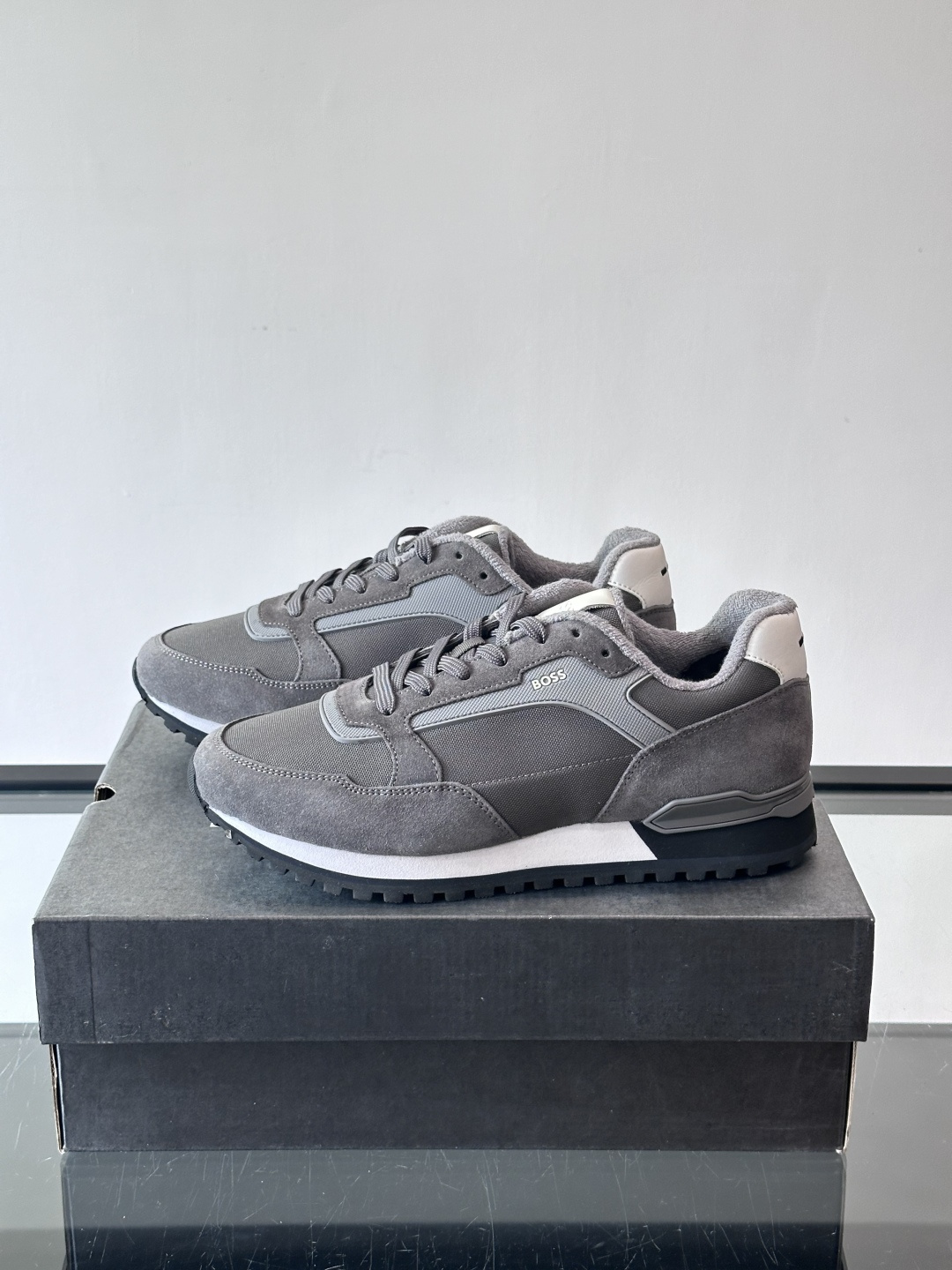 BOSS 意大利男士休闲运动鞋，官网一比一开模。精选光滑进口牛皮➕科技布面料制成。采用橡胶外底和品牌标识