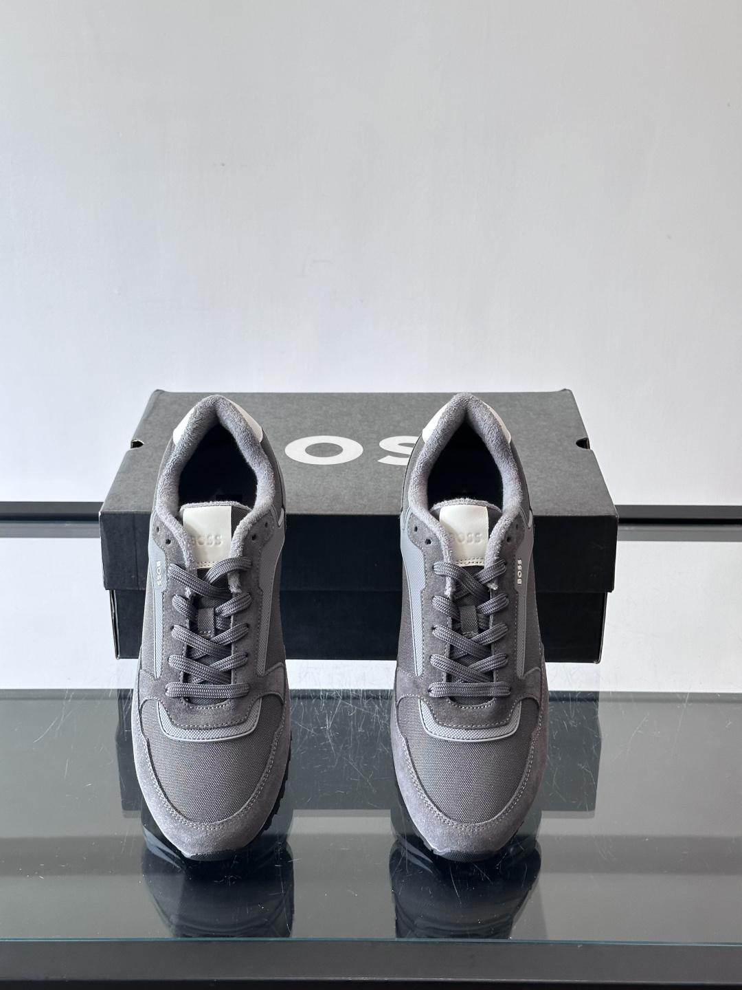 BOSS 意大利男士休闲运动鞋，官网一比一开模。精选光滑进口牛皮➕科技布面料制成。采用橡胶外底和品牌标识