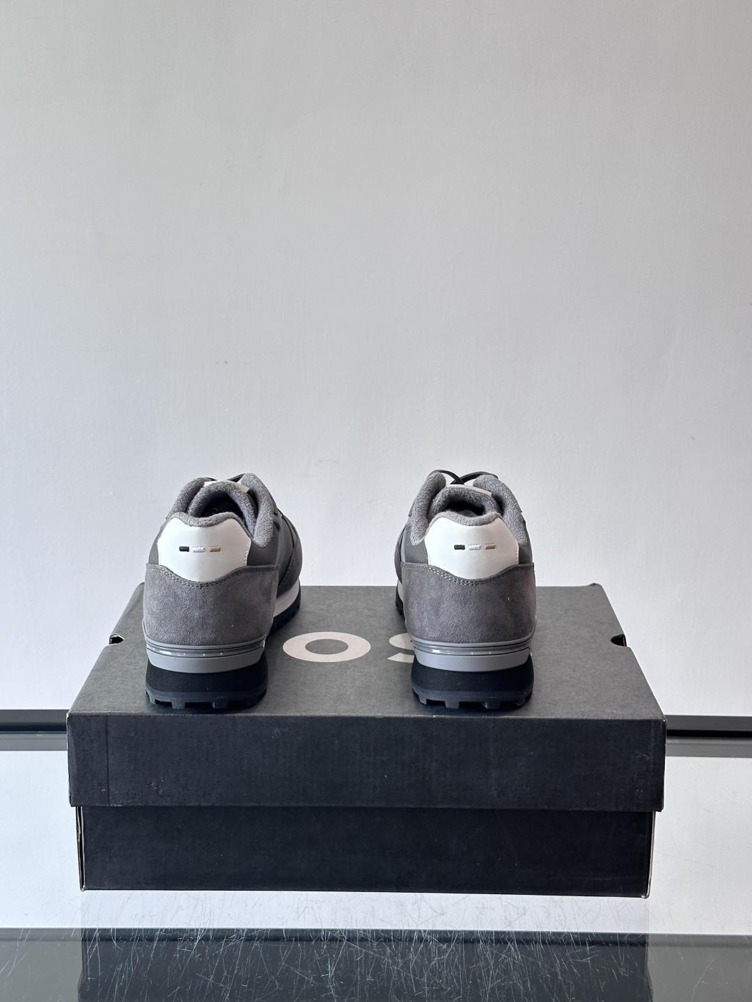 BOSS 意大利男士休闲运动鞋，官网一比一开模。精选光滑进口牛皮➕科技布面料制成。采用橡胶外底和品牌标识