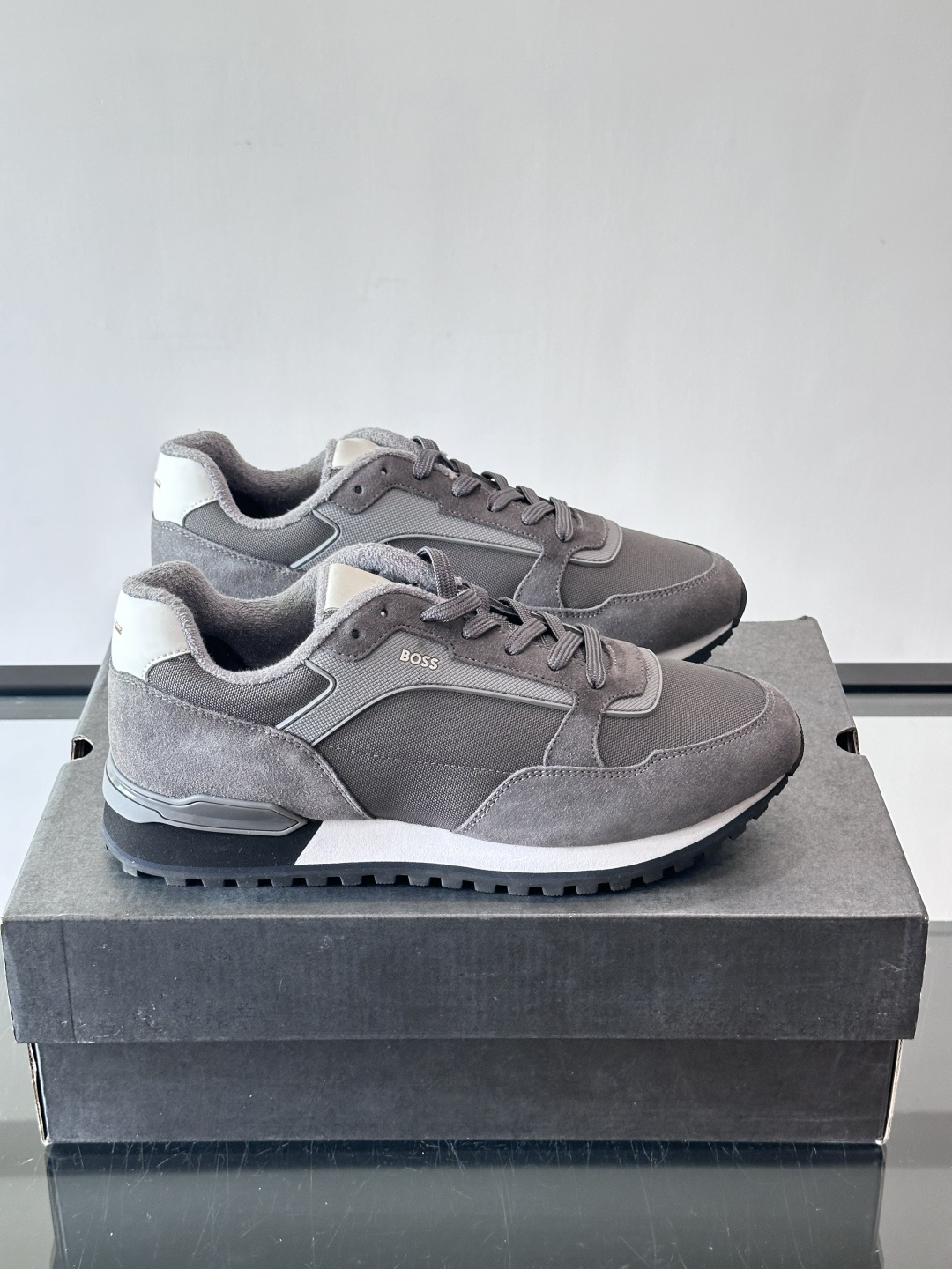 BOSS 意大利男士休闲运动鞋，官网一比一开模。精选光滑进口牛皮➕科技布面料制成。采用橡胶外底和品牌标识