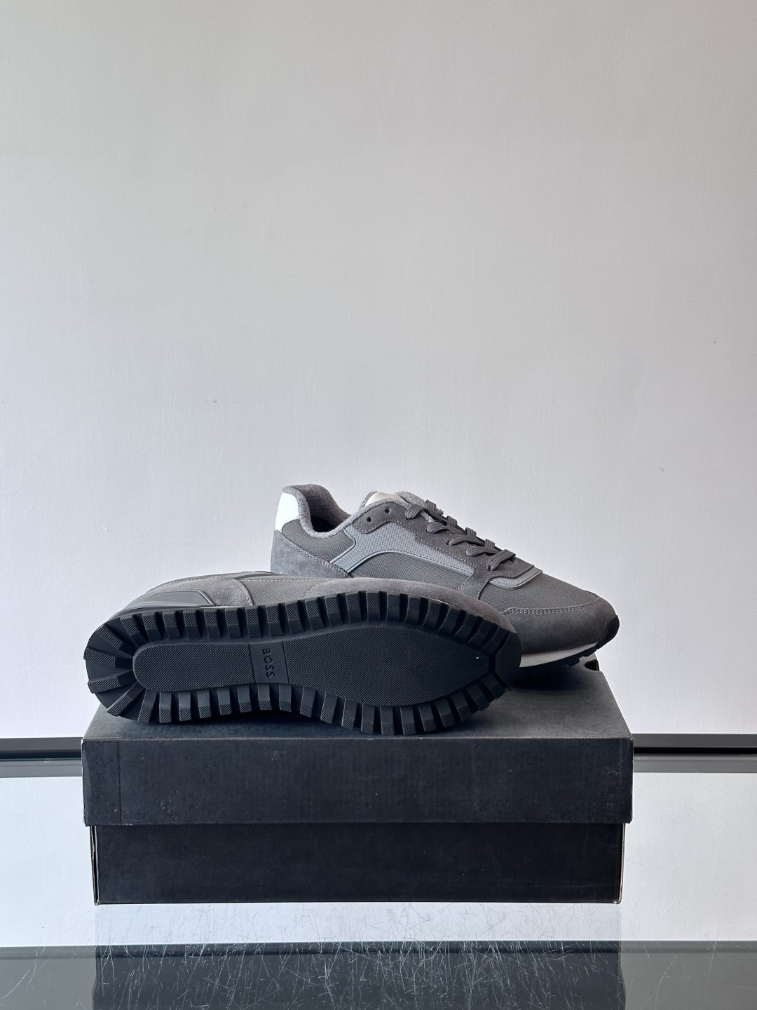 BOSS 意大利男士休闲运动鞋，官网一比一开模。精选光滑进口牛皮➕科技布面料制成。采用橡胶外底和品牌标识