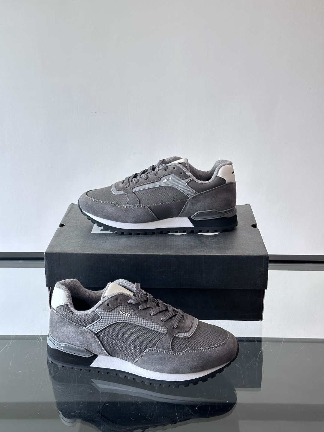 BOSS 意大利男士休闲运动鞋，官网一比一开模。精选光滑进口牛皮➕科技布面料制成。采用橡胶外底和品牌标识