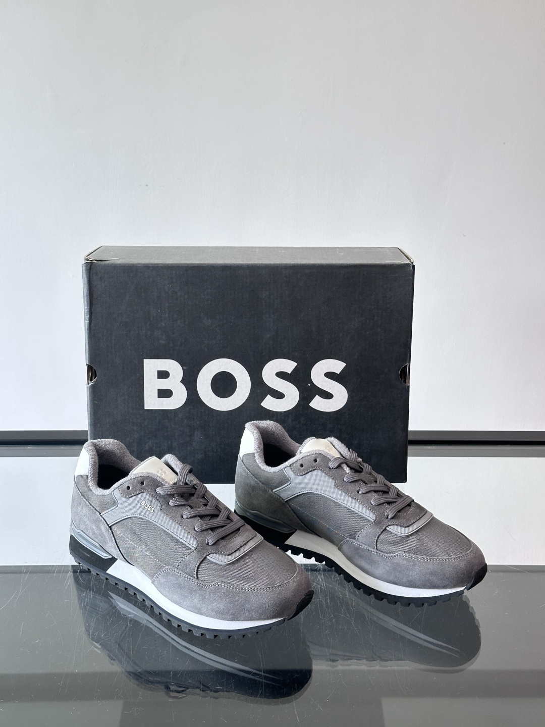 BOSS 意大利男士休闲运动鞋，官网一比一开模。精选光滑进口牛皮➕科技布面料制成。采用橡胶外底和品牌标识