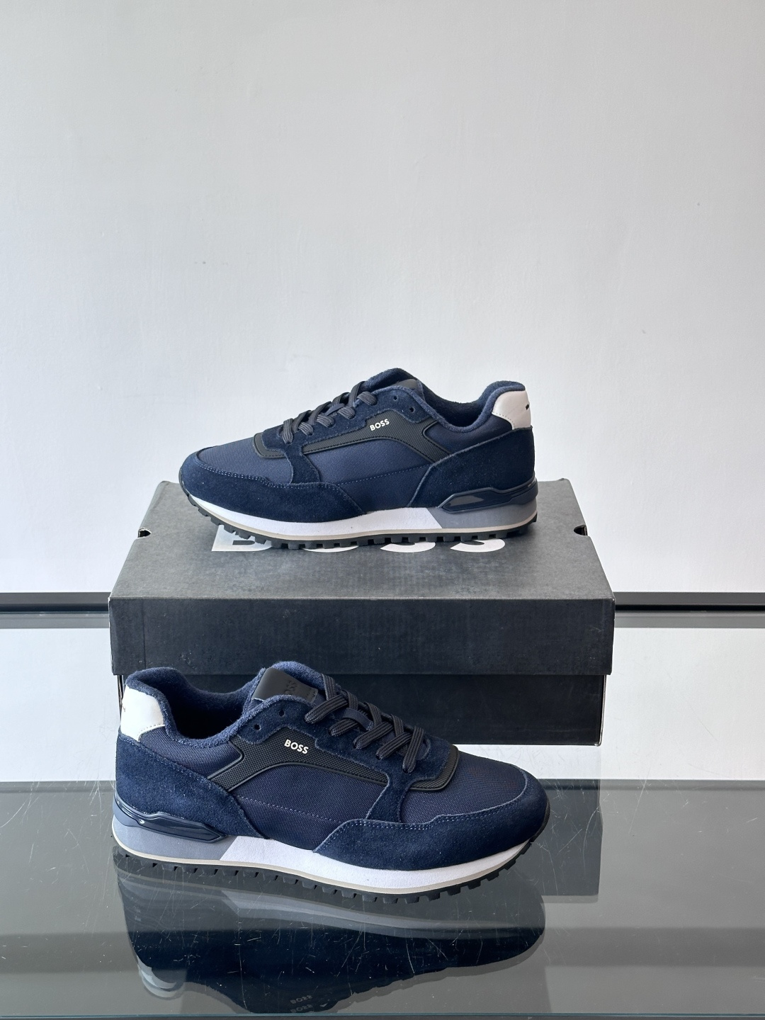 BOSS 意大利男士休闲运动鞋，官网一比一开模。精选光滑进口牛皮➕科技布面料制成。采用橡胶外底和品牌标识