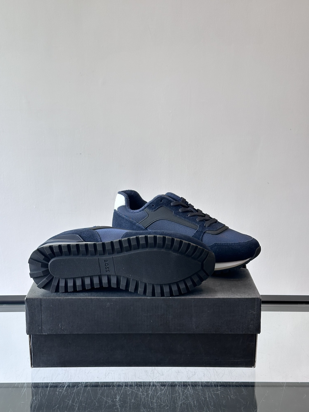 BOSS 意大利男士休闲运动鞋，官网一比一开模。精选光滑进口牛皮➕科技布面料制成。采用橡胶外底和品牌标识