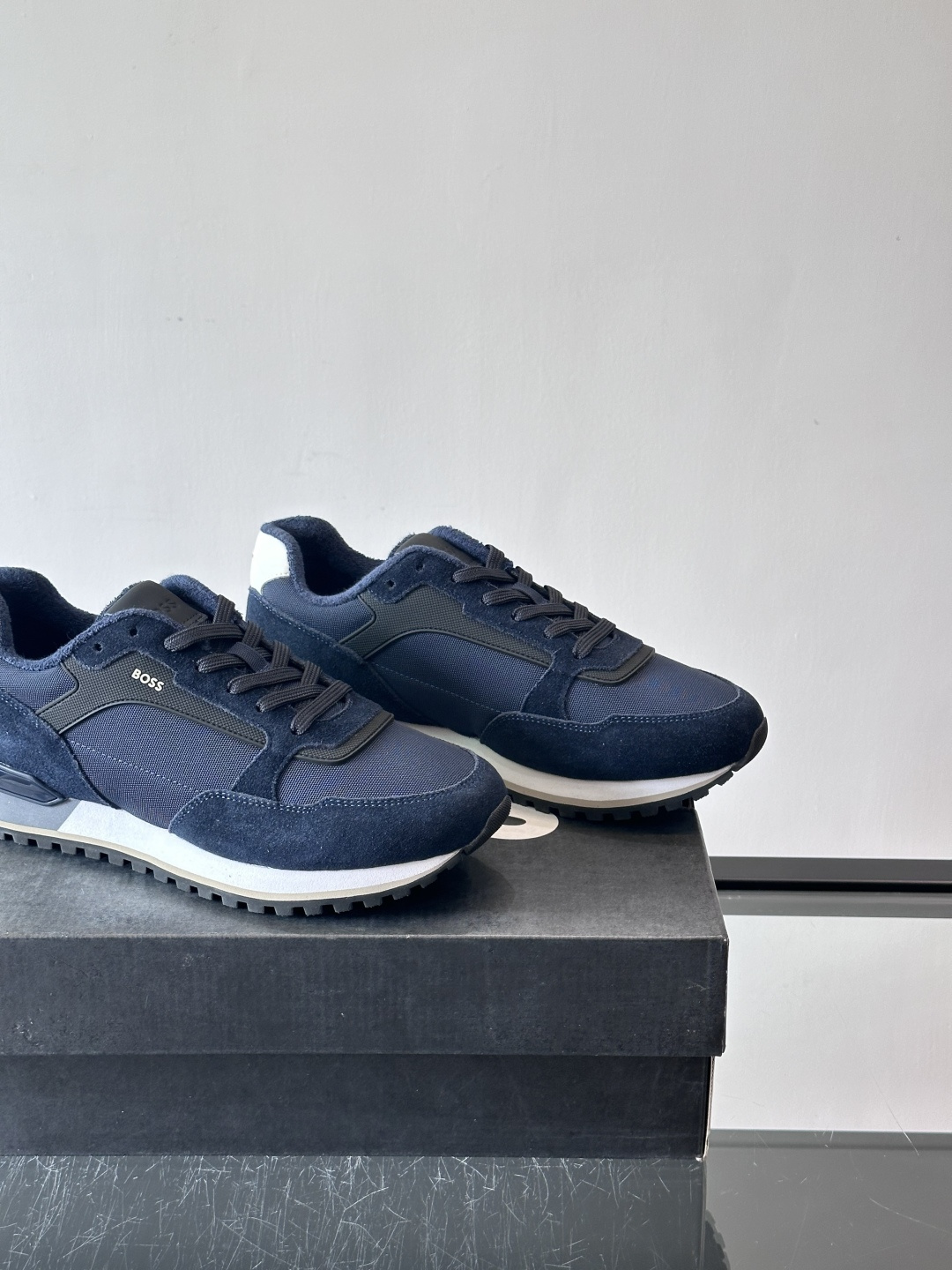 BOSS 意大利男士休闲运动鞋，官网一比一开模。精选光滑进口牛皮➕科技布面料制成。采用橡胶外底和品牌标识