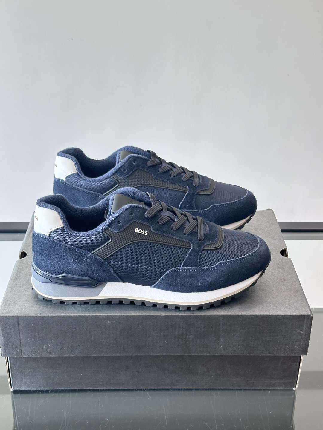 BOSS 意大利男士休闲运动鞋，官网一比一开模。精选光滑进口牛皮➕科技布面料制成。采用橡胶外底和品牌标识