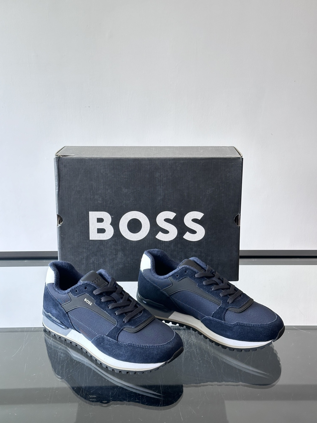 BOSS 意大利男士休闲运动鞋，官网一比一开模。精选光滑进口牛皮➕科技布面料制成。采用橡胶外底和品牌标识