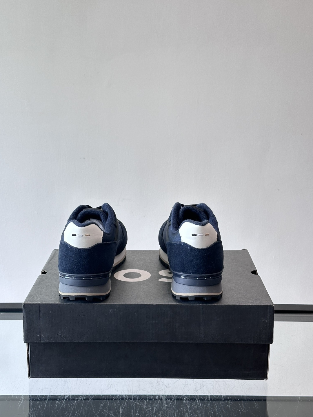 BOSS 意大利男士休闲运动鞋，官网一比一开模。精选光滑进口牛皮➕科技布面料制成。采用橡胶外底和品牌标识