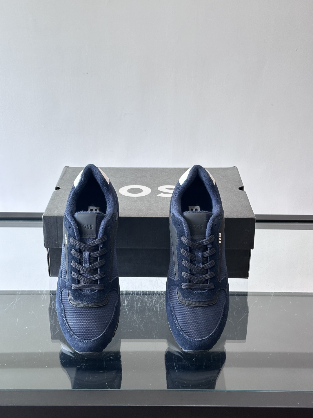 BOSS 意大利男士休闲运动鞋，官网一比一开模。精选光滑进口牛皮➕科技布面料制成。采用橡胶外底和品牌标识