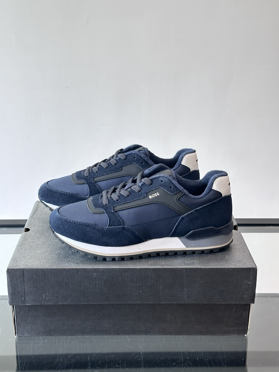 BOSS 意大利男士休闲运动鞋，官网一比一开模。精选光滑进口牛皮➕科技布面料制成。采用橡胶外底和品牌标识