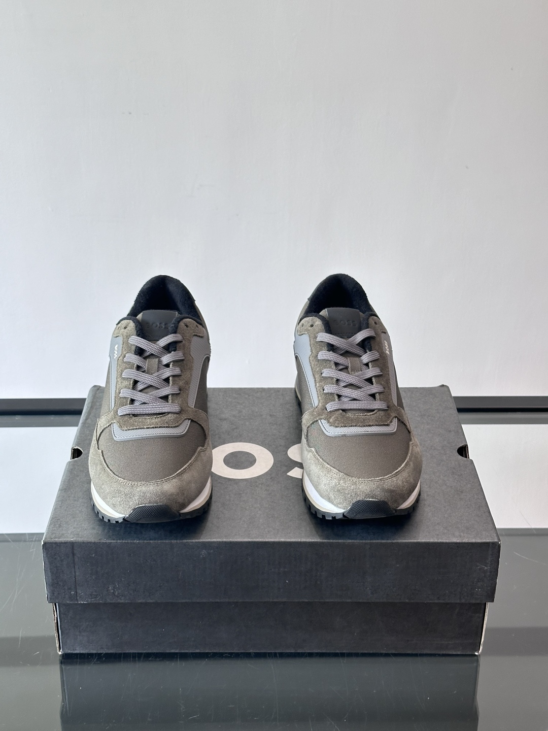 BOSS 意大利男士休闲运动鞋，官网一比一开模。精选光滑进口牛皮➕科技布面料制成。采用橡胶外底和品牌标识