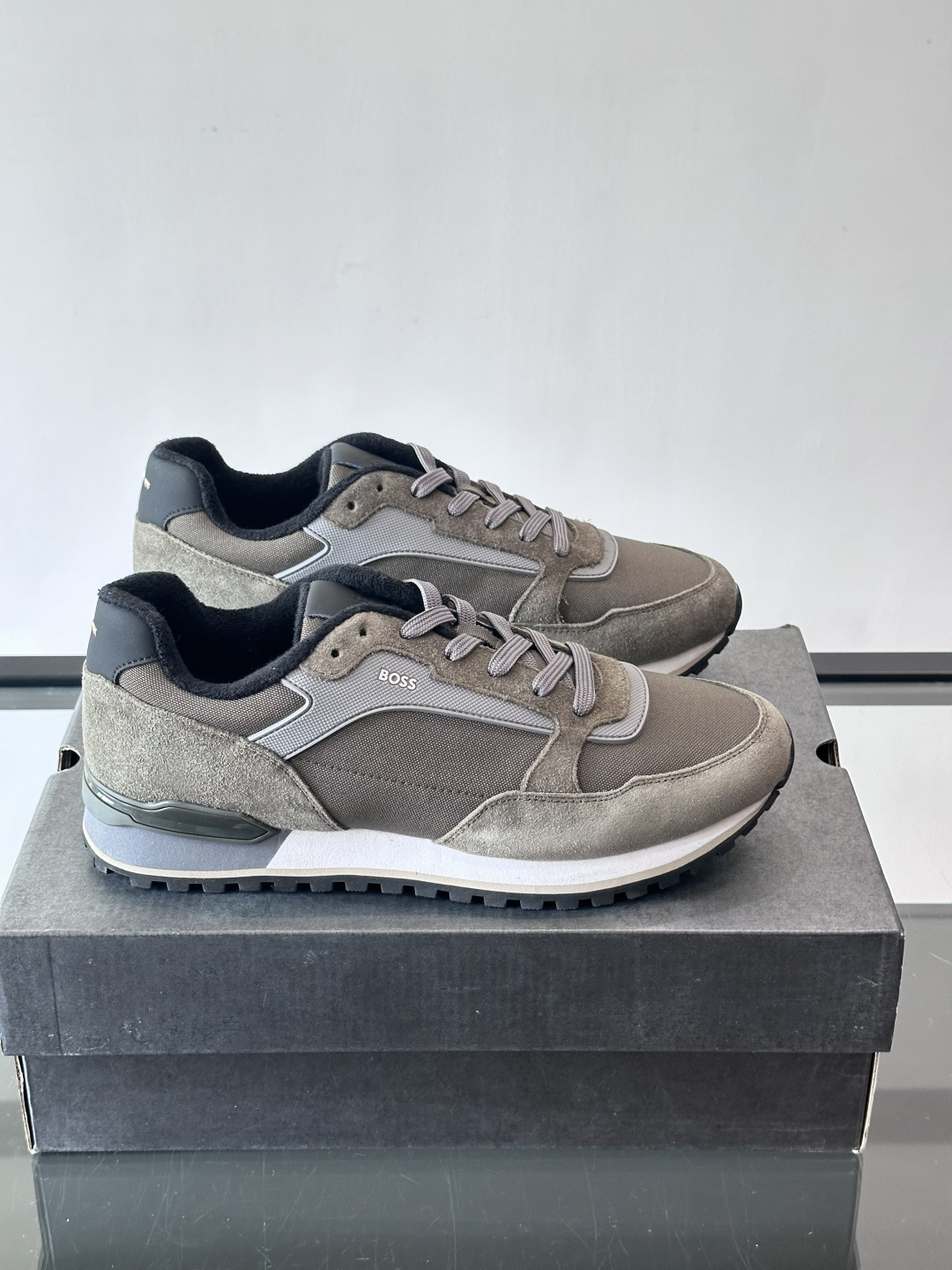 BOSS 意大利男士休闲运动鞋，官网一比一开模。精选光滑进口牛皮➕科技布面料制成。采用橡胶外底和品牌标识