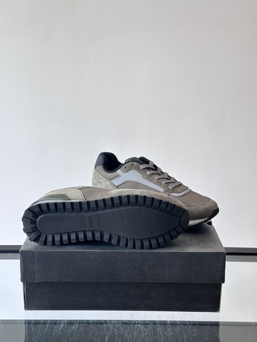 BOSS 意大利男士休闲运动鞋，官网一比一开模。精选光滑进口牛皮➕科技布面料制成。采用橡胶外底和品牌标识