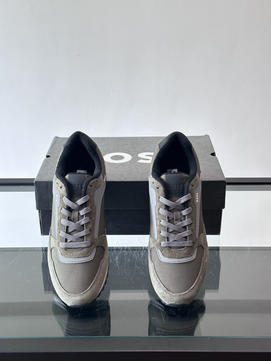 BOSS 意大利男士休闲运动鞋，官网一比一开模。精选光滑进口牛皮➕科技布面料制成。采用橡胶外底和品牌标识