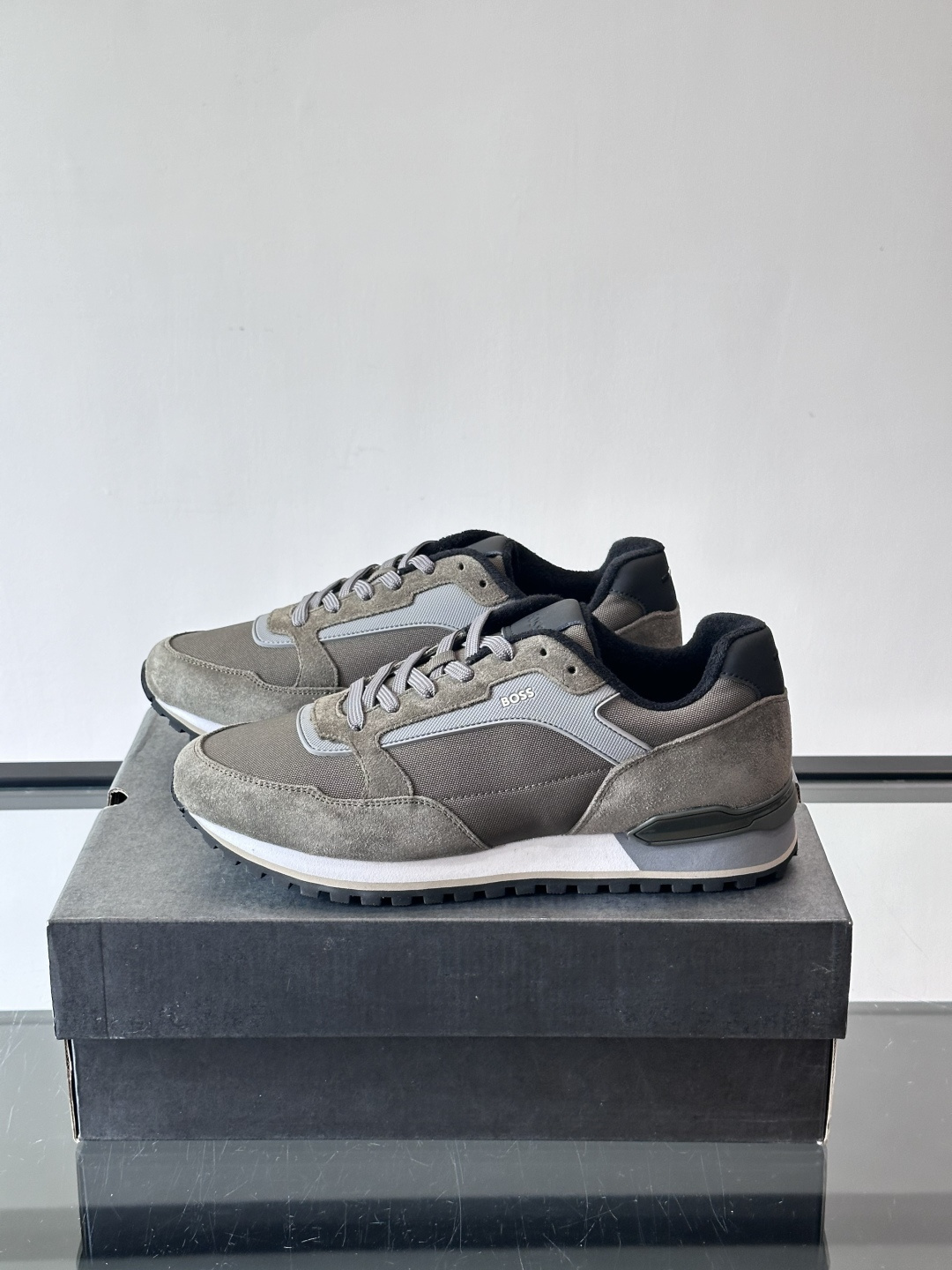 BOSS 意大利男士休闲运动鞋，官网一比一开模。精选光滑进口牛皮➕科技布面料制成。采用橡胶外底和品牌标识