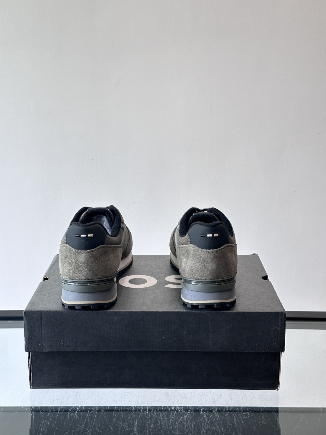 BOSS 意大利男士休闲运动鞋，官网一比一开模。精选光滑进口牛皮➕科技布面料制成。采用橡胶外底和品牌标识