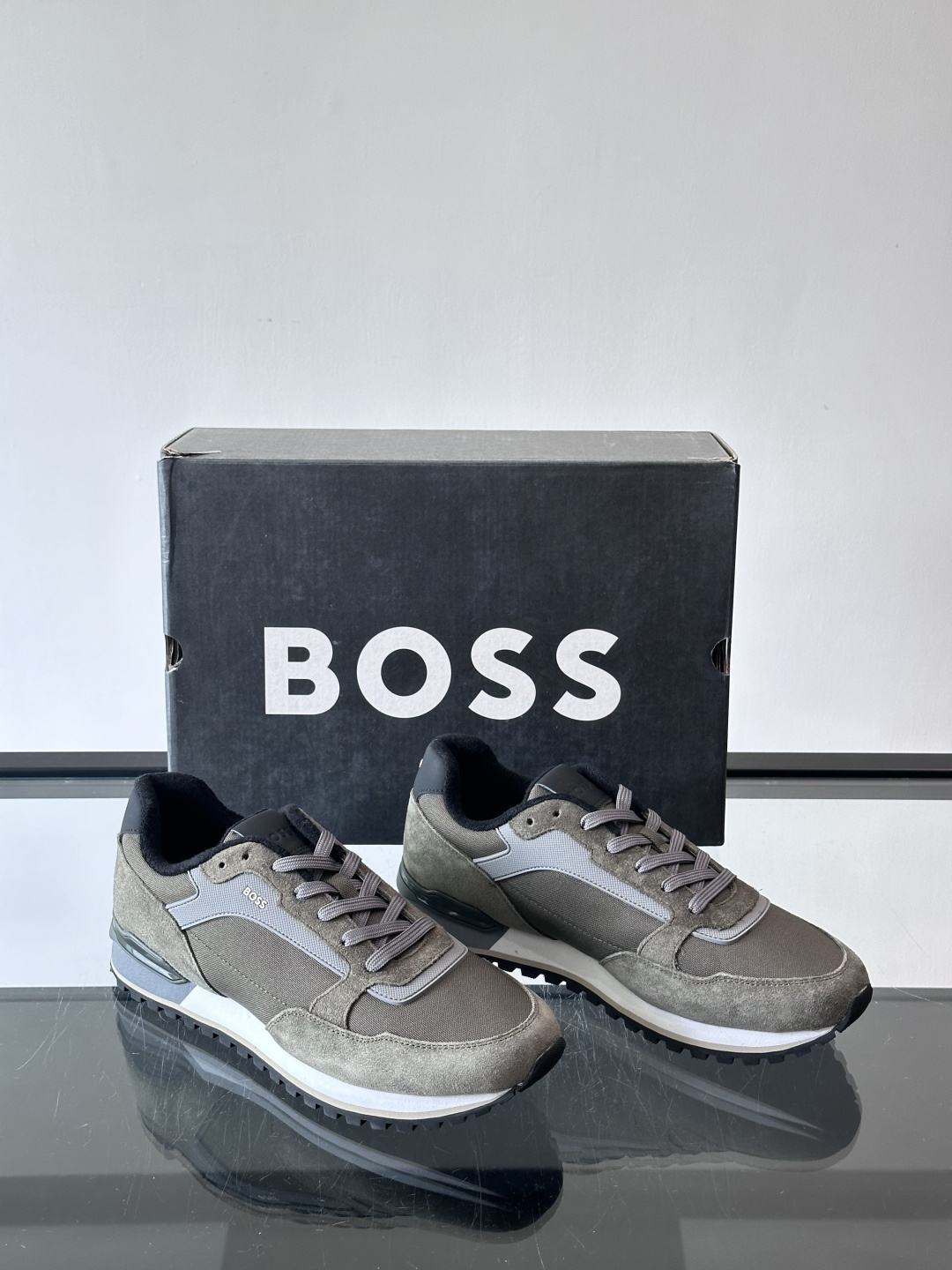 BOSS 意大利男士休闲运动鞋，官网一比一开模。精选光滑进口牛皮➕科技布面料制成。采用橡胶外底和品牌标识