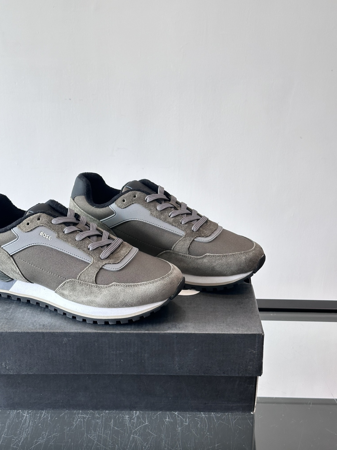 BOSS 意大利男士休闲运动鞋，官网一比一开模。精选光滑进口牛皮➕科技布面料制成。采用橡胶外底和品牌标识