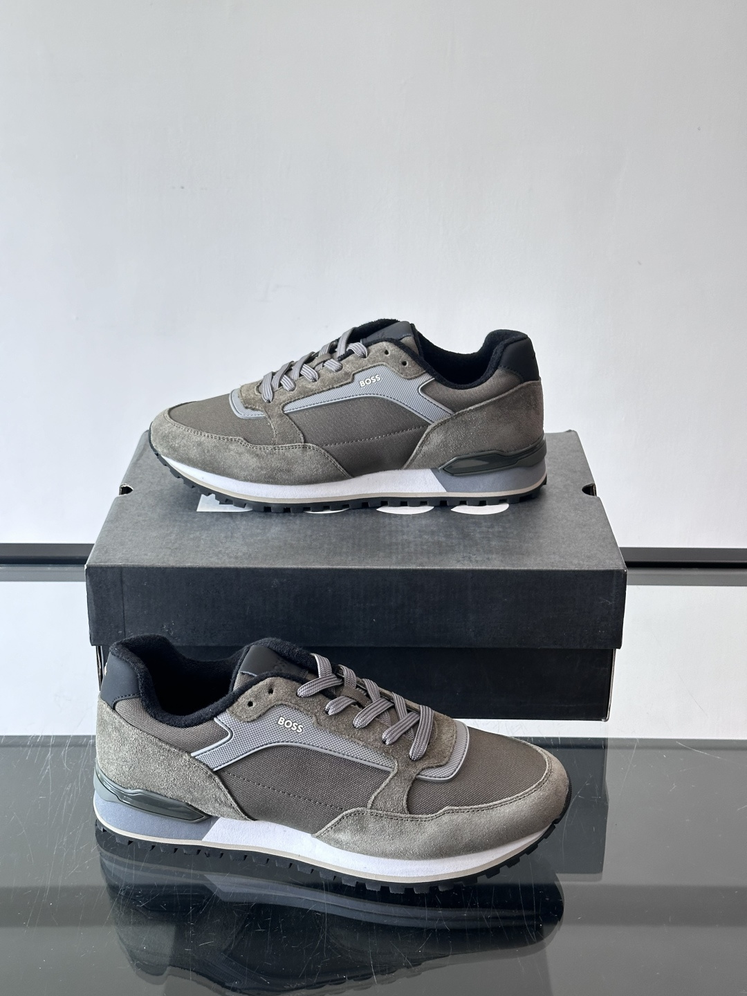 BOSS 意大利男士休闲运动鞋，官网一比一开模。精选光滑进口牛皮➕科技布面料制成。采用橡胶外底和品牌标识