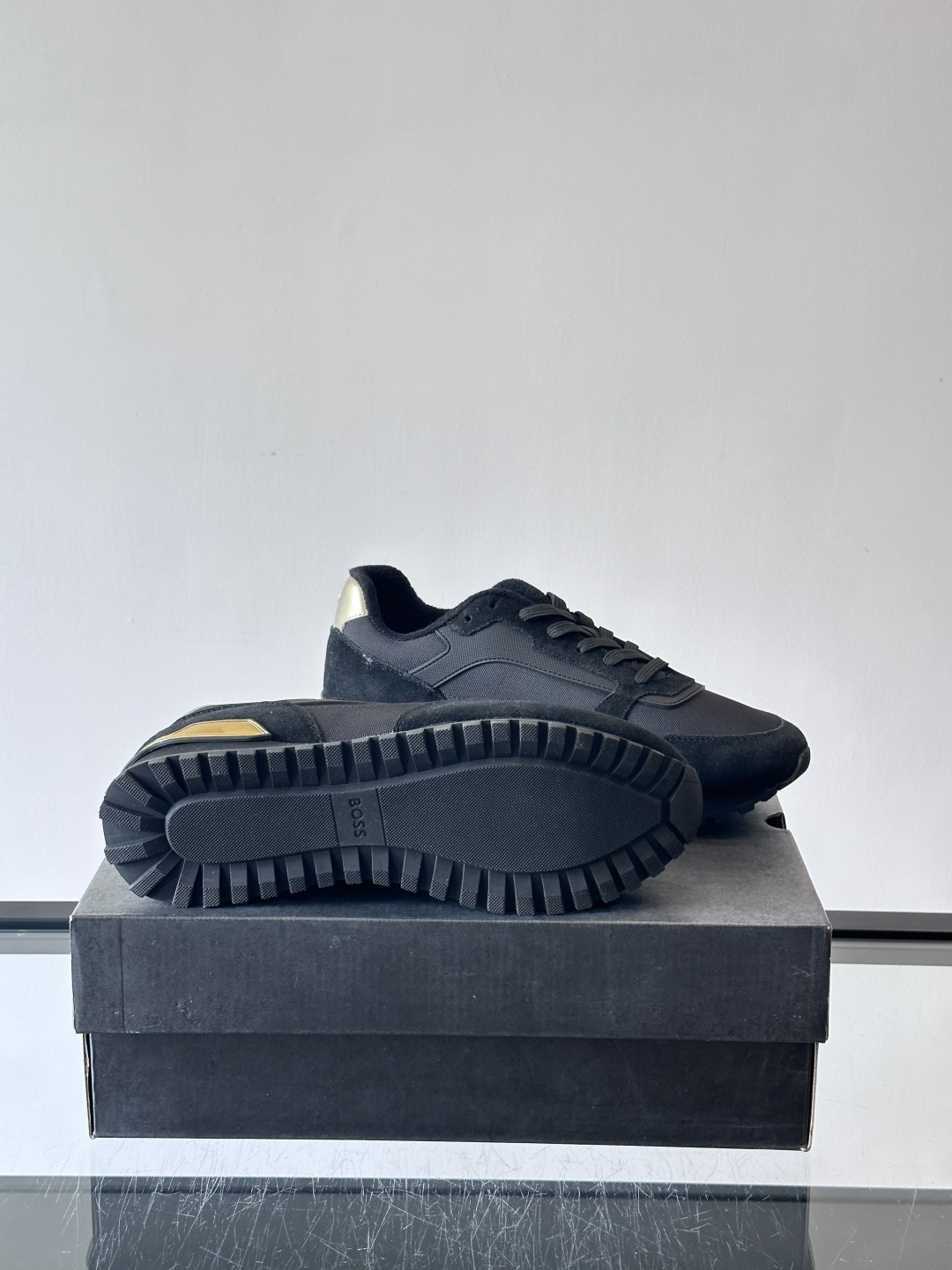 BOSS 意大利男士休闲运动鞋，官网一比一开模。精选光滑进口牛皮➕科技布面料制成。采用橡胶外底和品牌标识