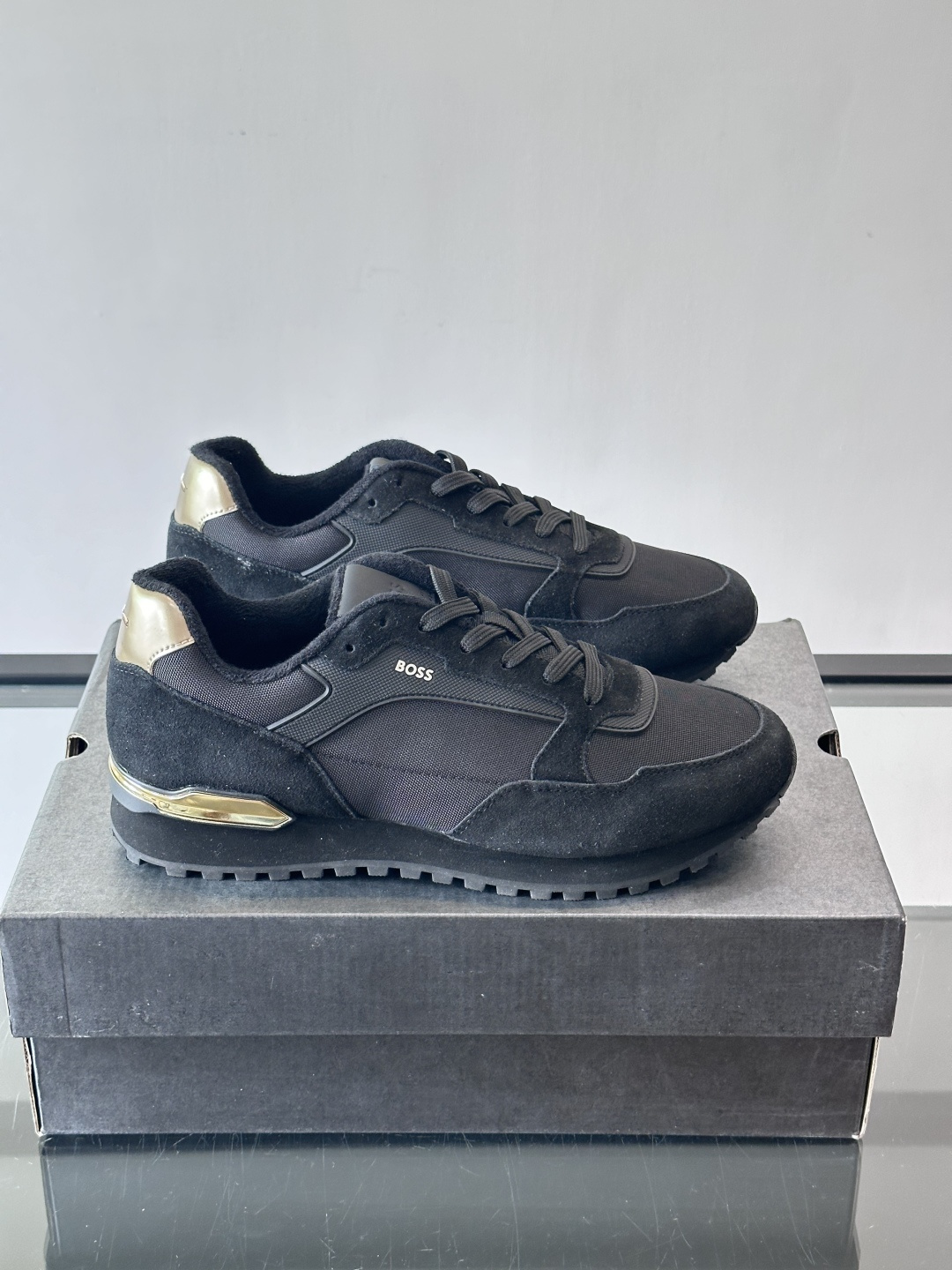 BOSS 意大利男士休闲运动鞋，官网一比一开模。精选光滑进口牛皮➕科技布面料制成。采用橡胶外底和品牌标识