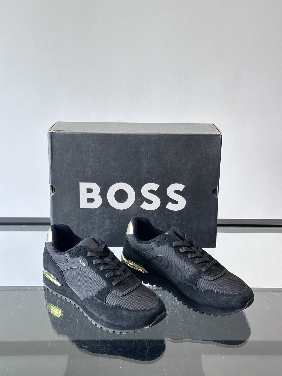 BOSS 意大利男士休闲运动鞋，官网一比一开模。精选光滑进口牛皮➕科技布面料制成。采用橡胶外底和品牌标识