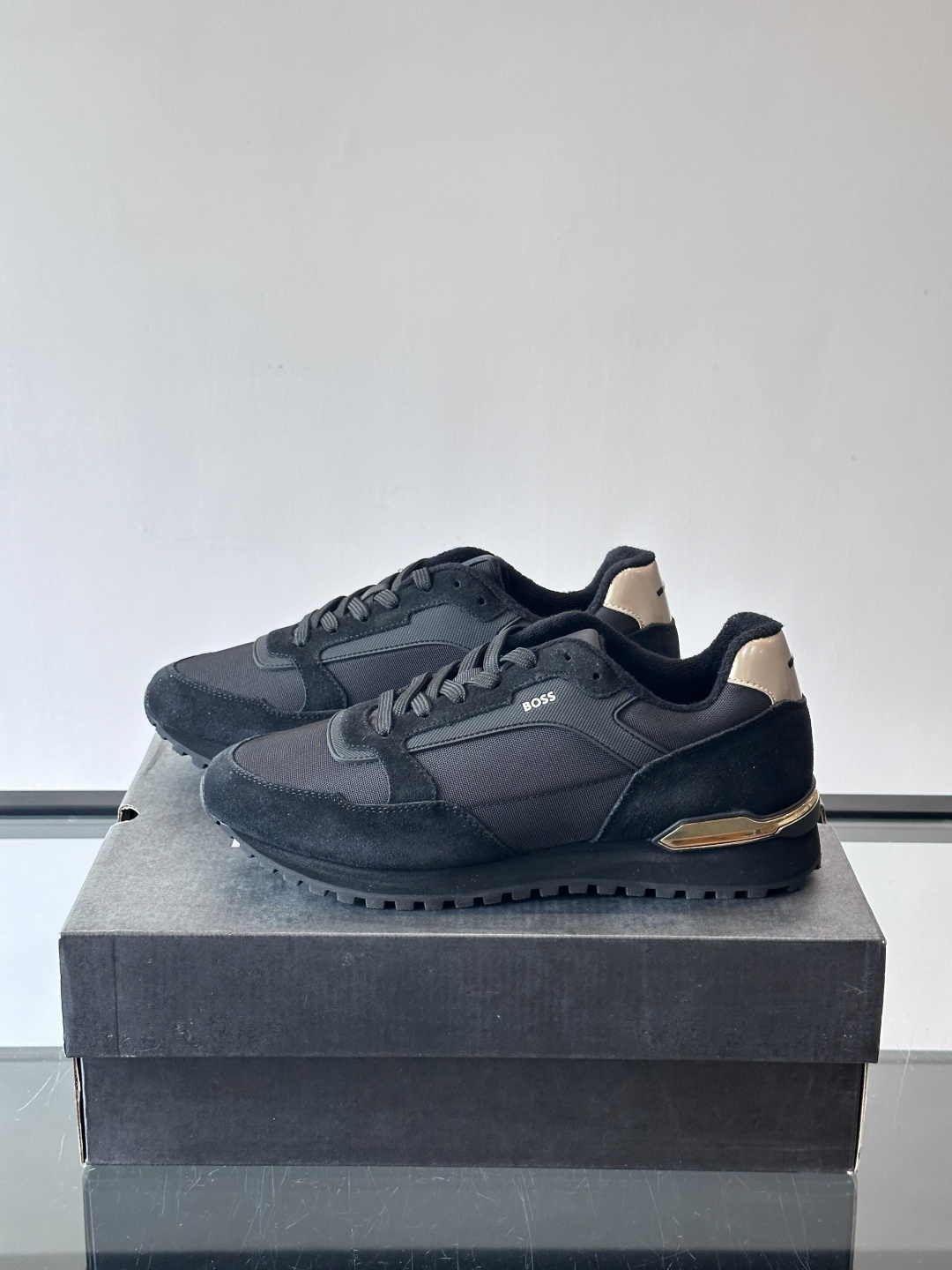 BOSS 意大利男士休闲运动鞋，官网一比一开模。精选光滑进口牛皮➕科技布面料制成。采用橡胶外底和品牌标识