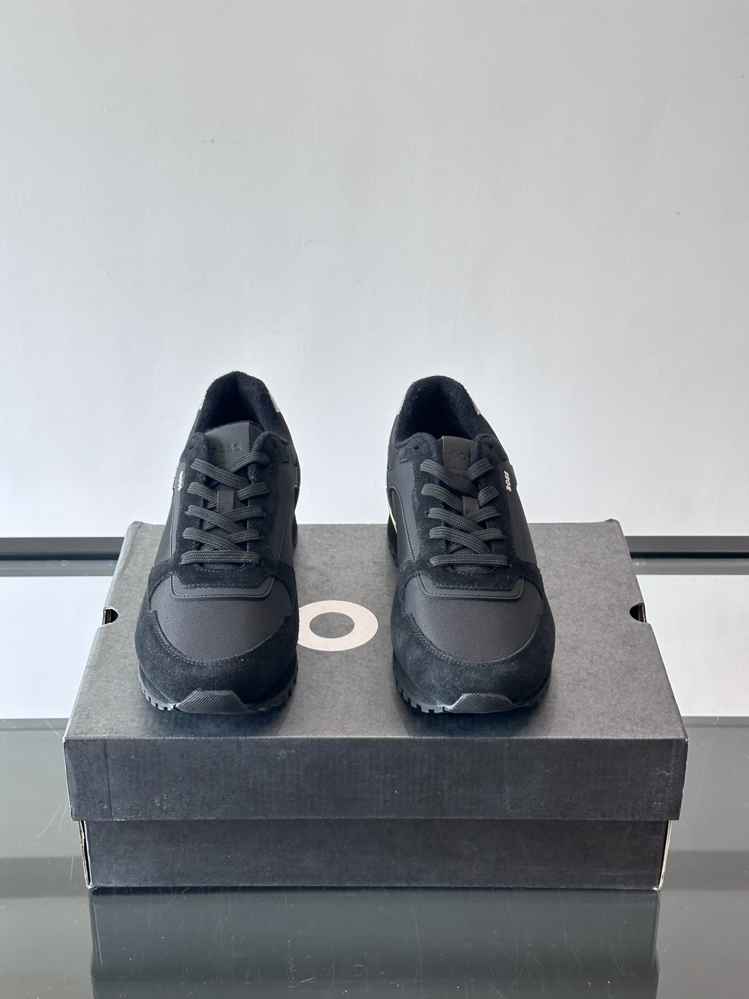 BOSS 意大利男士休闲运动鞋，官网一比一开模。精选光滑进口牛皮➕科技布面料制成。采用橡胶外底和品牌标识