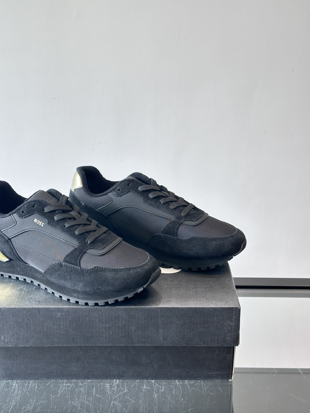 BOSS 意大利男士休闲运动鞋，官网一比一开模。精选光滑进口牛皮➕科技布面料制成。采用橡胶外底和品牌标识
